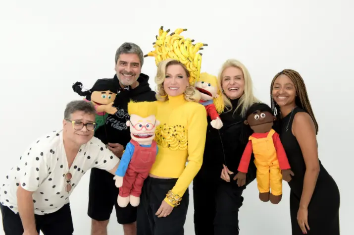 Xuxa ao lado de Juno e atores que dão vida aos bonecos de clipe