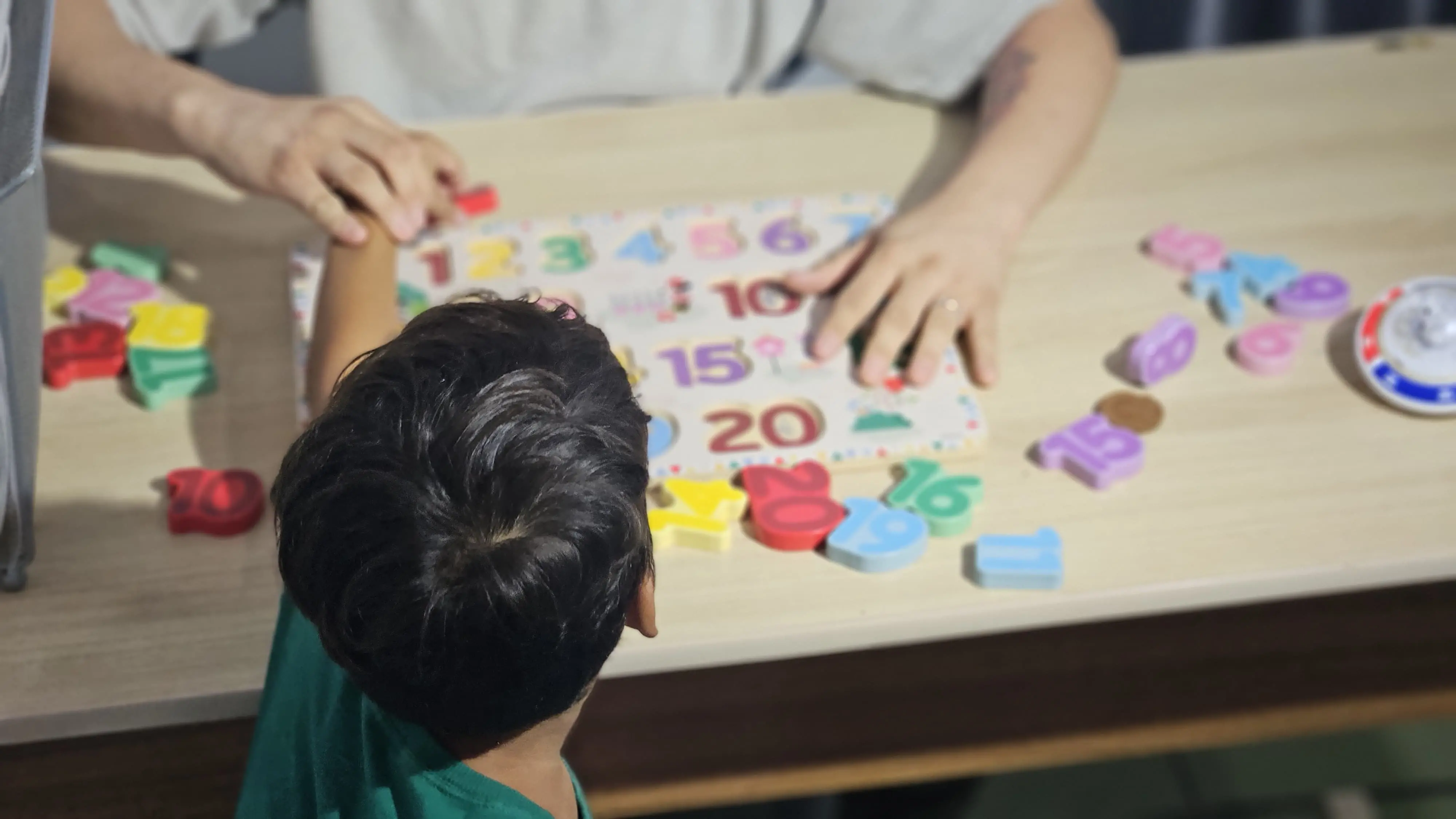 Criança em sessão de terapia para autismo