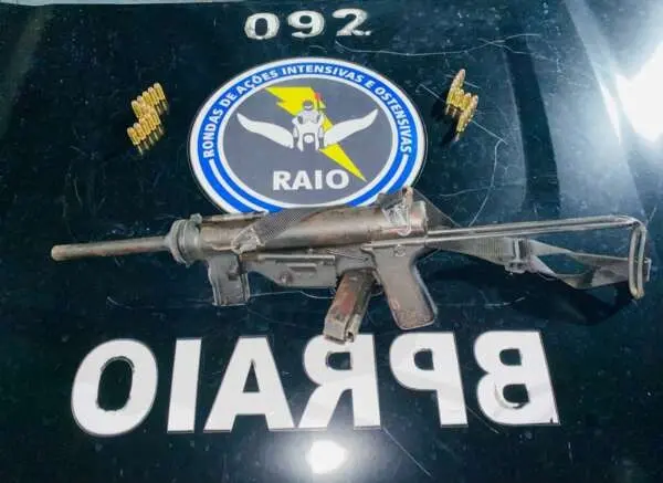 Submetralhadora em cima de mesa do BPRaio