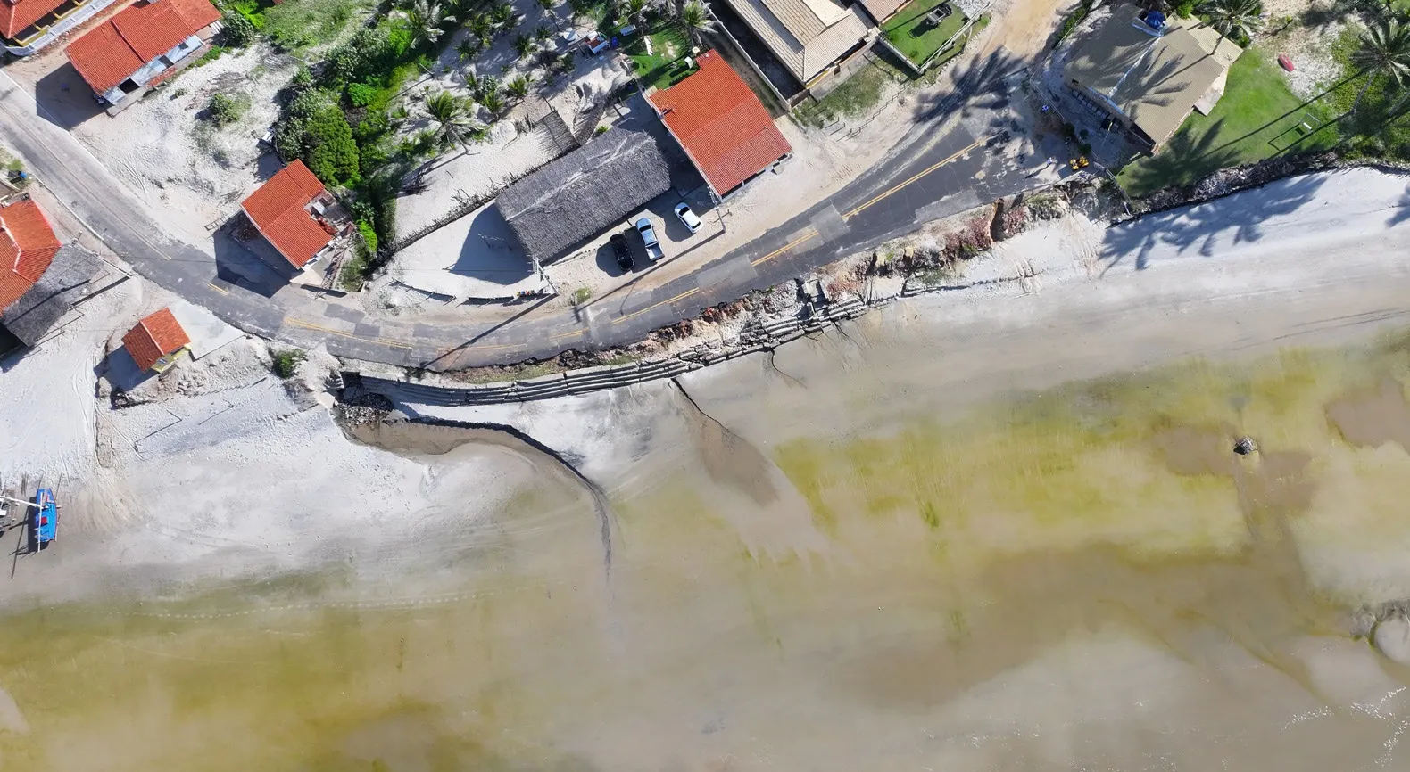 Visão evidenciando a estrutura rígida de proteção na via de acesso à comunidade da Prainha do Canto Verde, em Beberibe