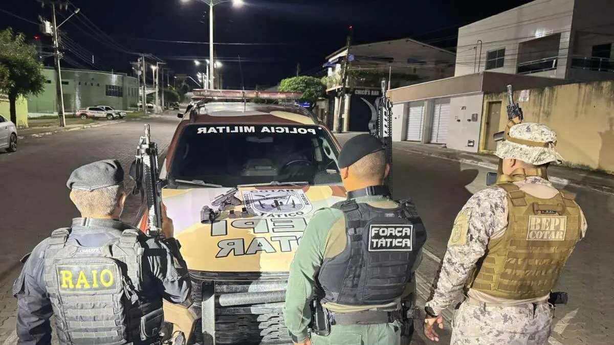 Polícia Militar prendeu três suspeitos em abordagem a veículo, em Caridade. Uma arma de fogo foi apreendida