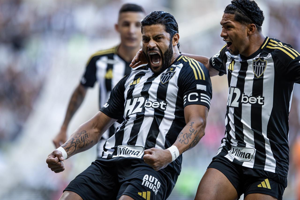 Foto de Hulk comemorando gol durante jogo do Atlético-MG