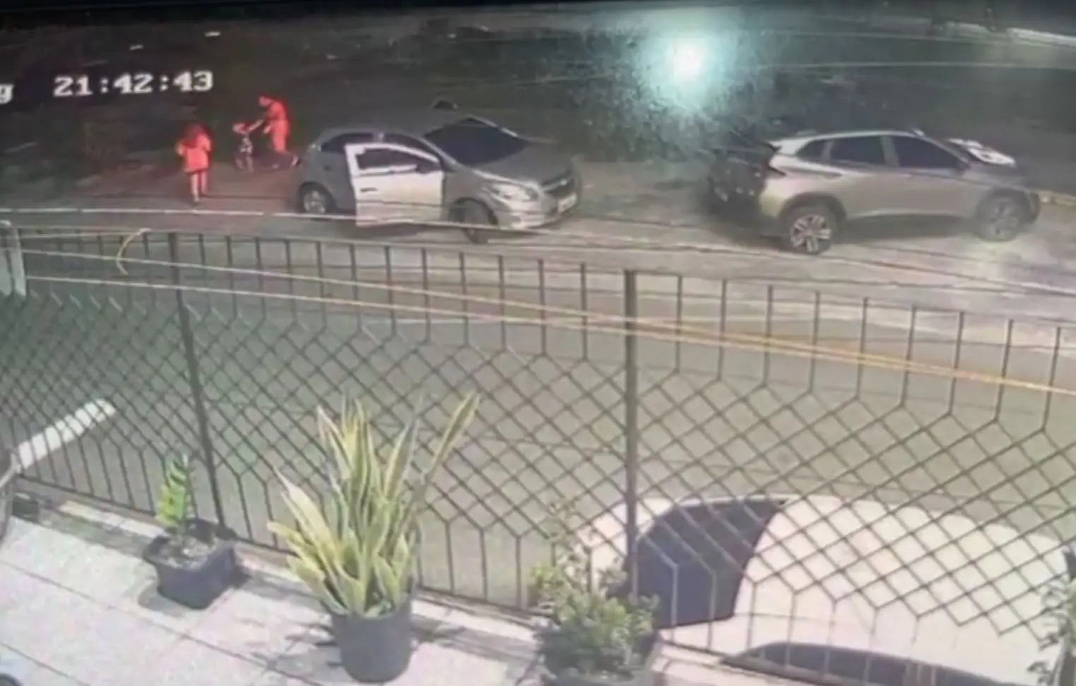 Família é assaltada à mão armada e tem carro roubado em frente à farmácia no Passaré