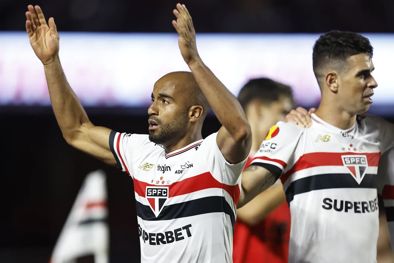O São Paulo tem um time titular forte, com jogadores como Lucas e Oscar, mas falta elenco para disputar algo mais na maratona da Série A