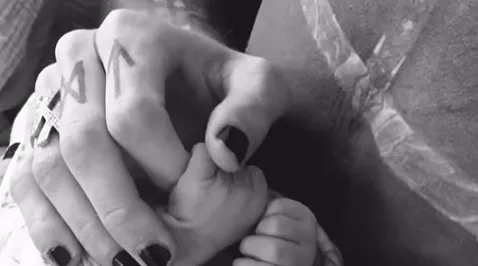 Machine Gun Kelly postou uma foto segurando a mão do bebê