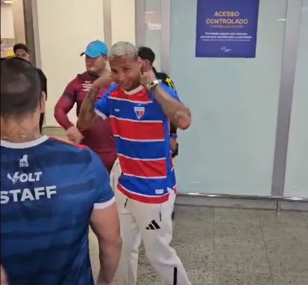 Deyverson chegou no aeroporto e vestiu a camisa do Fortaleza