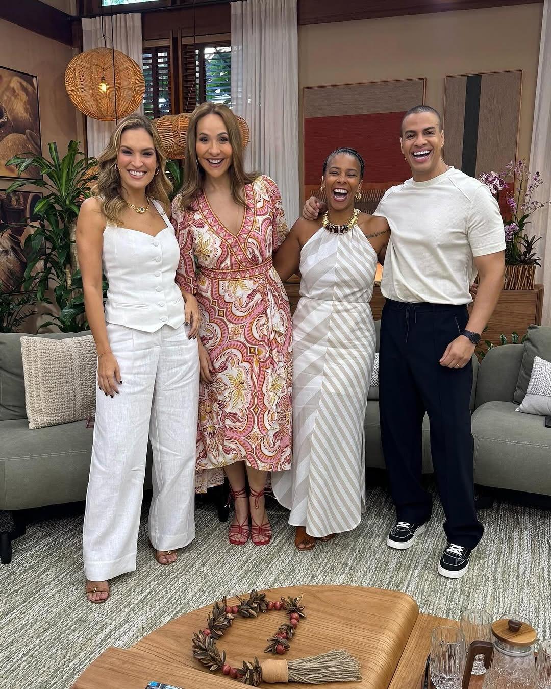 Imagem dos apresentadores do Programa É de Casa rindo e se abraçando