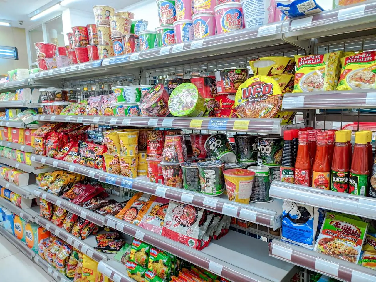 foto de gondola de supermercado com alimentos ultraprocessados