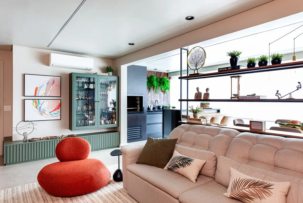 Ambientes integrados promovem os encontros familiares. Apartamento assinado pela arquiteta Cristiane Schiavoni