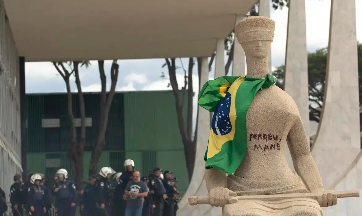 Colagem mostra a estátua A Justiça, pichada em frente a sede do Supremo Tribunal Federal. Ao lado, Débora em depoimento pedindo perdão pelos seus atos.