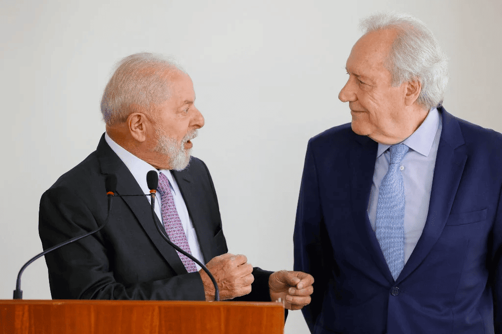 Lula e Ricardo Lewandwoski conversam durante cerimônia no Palácio do Planalto