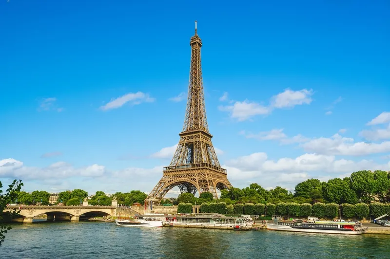 Torre Eiffel, em Paris. França é um dos destinos mais procurados pelos turistas cearenses