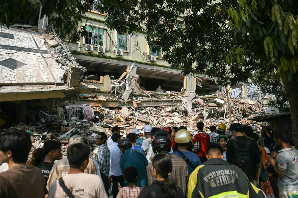 Prédio desabou em terremoto em Mianmar, na Ásia