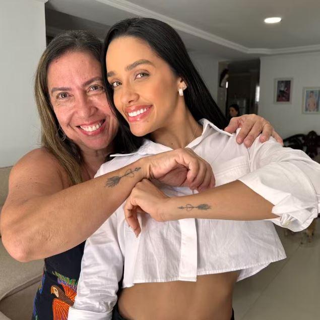 Eva, do BBB 25, e a mãe, a jornalista Gerusa