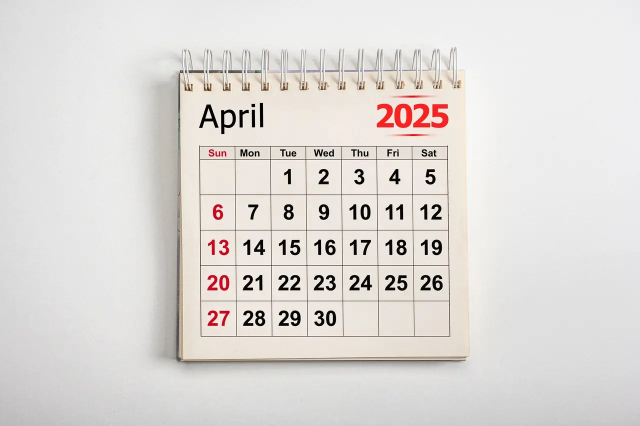 Calendário de abril de 2025 com detalhes dos dias e datas, perfeito para planejamento e organização de compromissos.