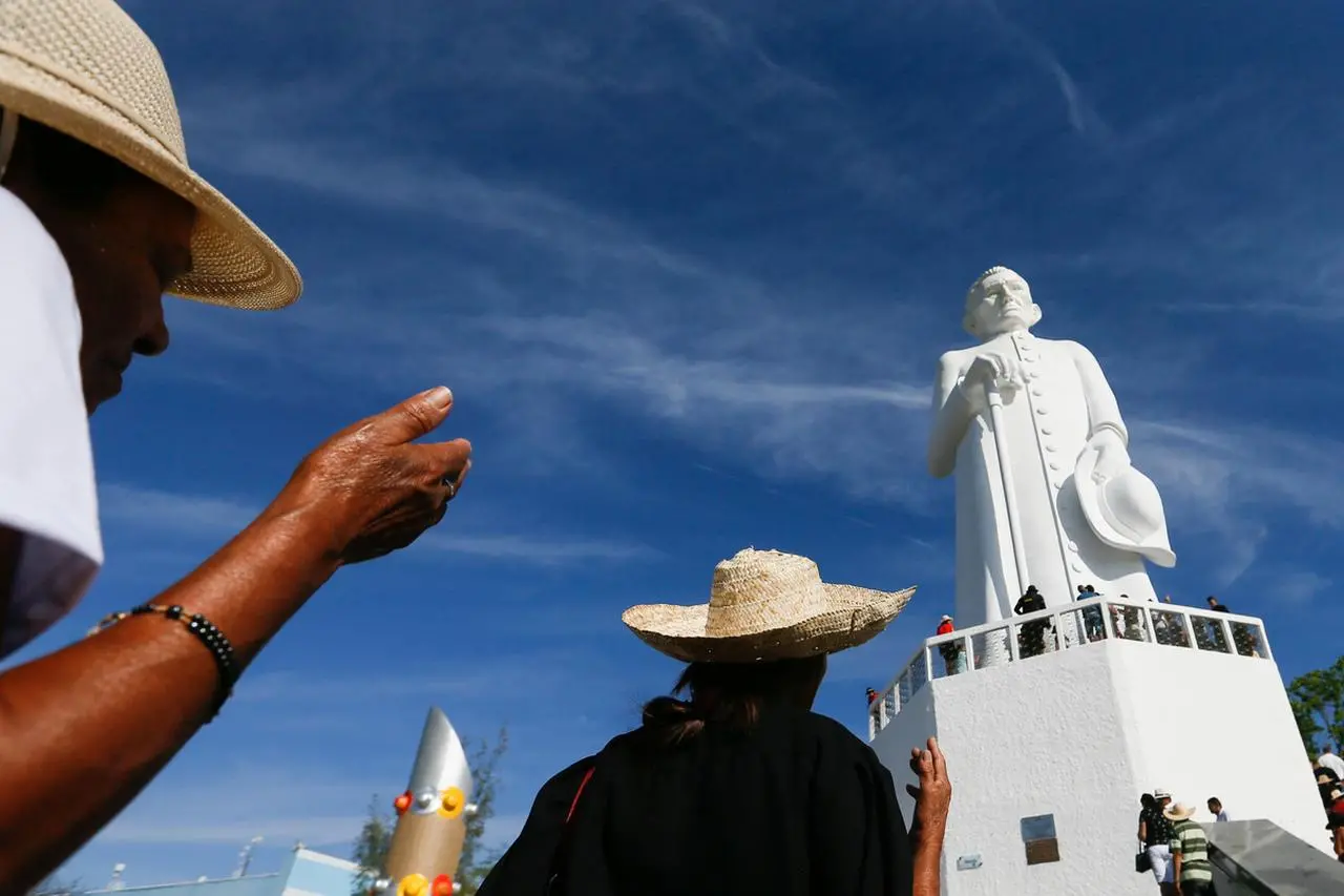 Romeiros rezando aos pés da imagem de Padre Cícero em Juazeiro do Norte