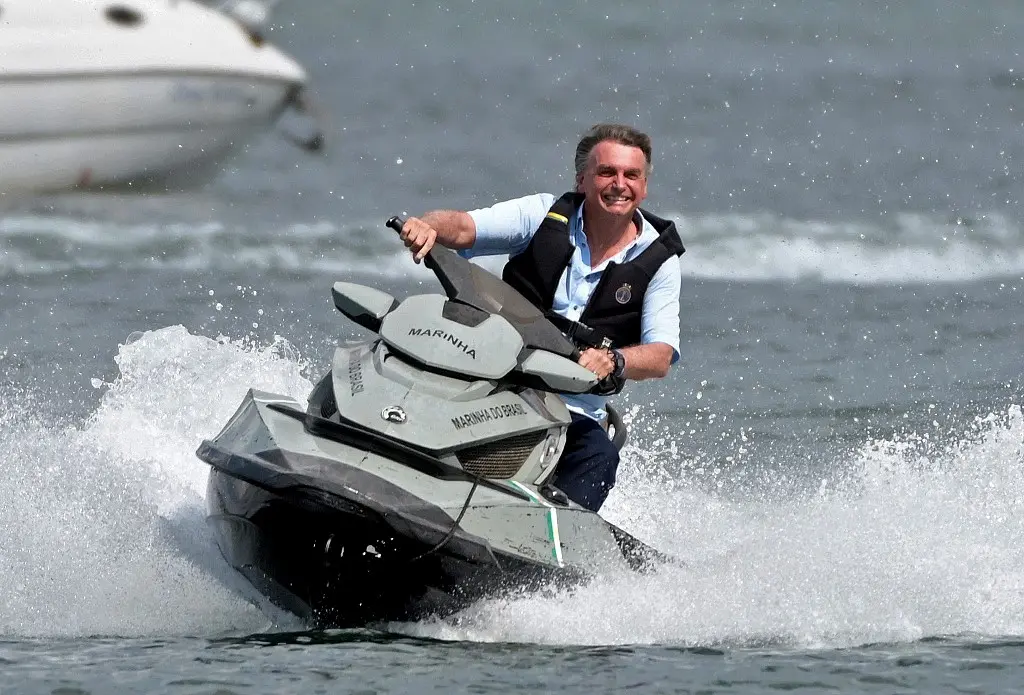 Bolsonaro em passeio de jet ski para matéria informando que MPF arquivou investigação por não ter intenção de perturbar baleia