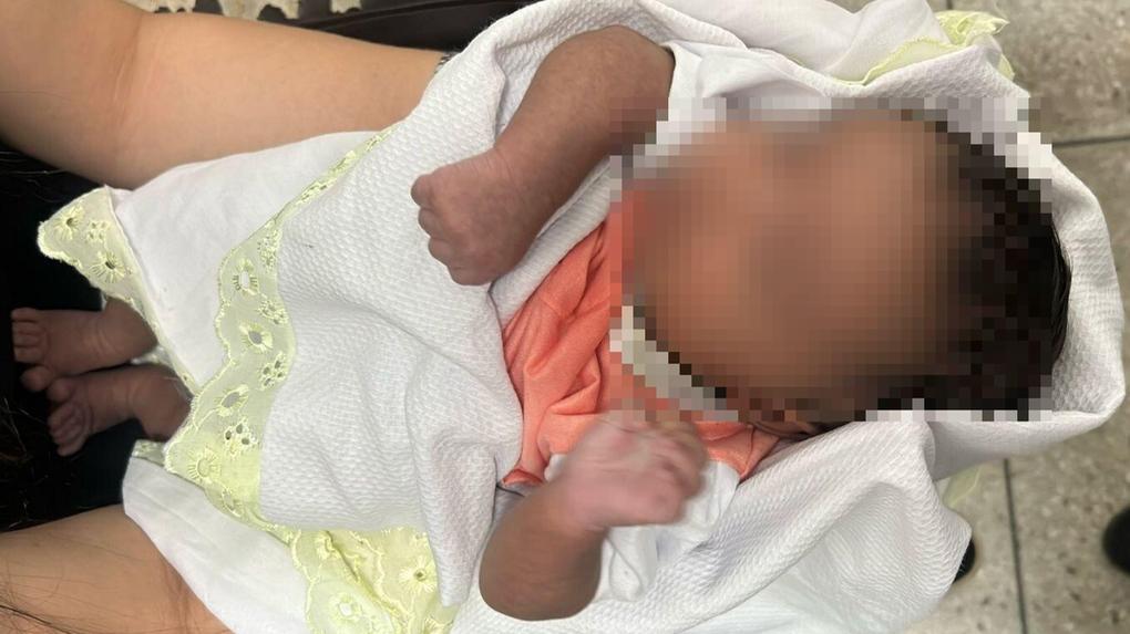 Foto do bebê de 27 dias que quase foi vendido pela mãe para empresária em Goiânia