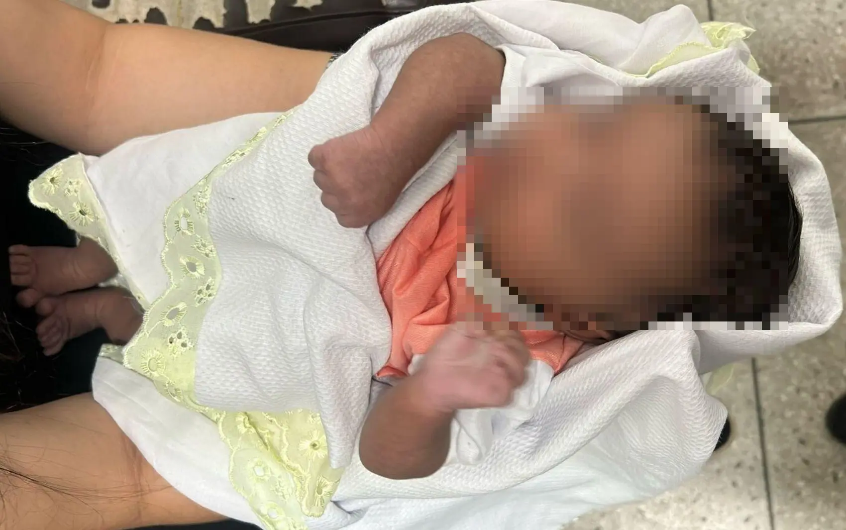 Foto de bebê que mãe tentou vender para empresária para pagar aluguel e comprar curso de confeitaria