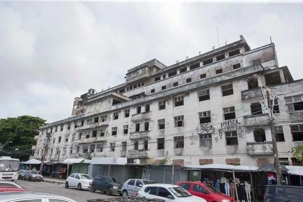 Fachada de prédio deteriorado
