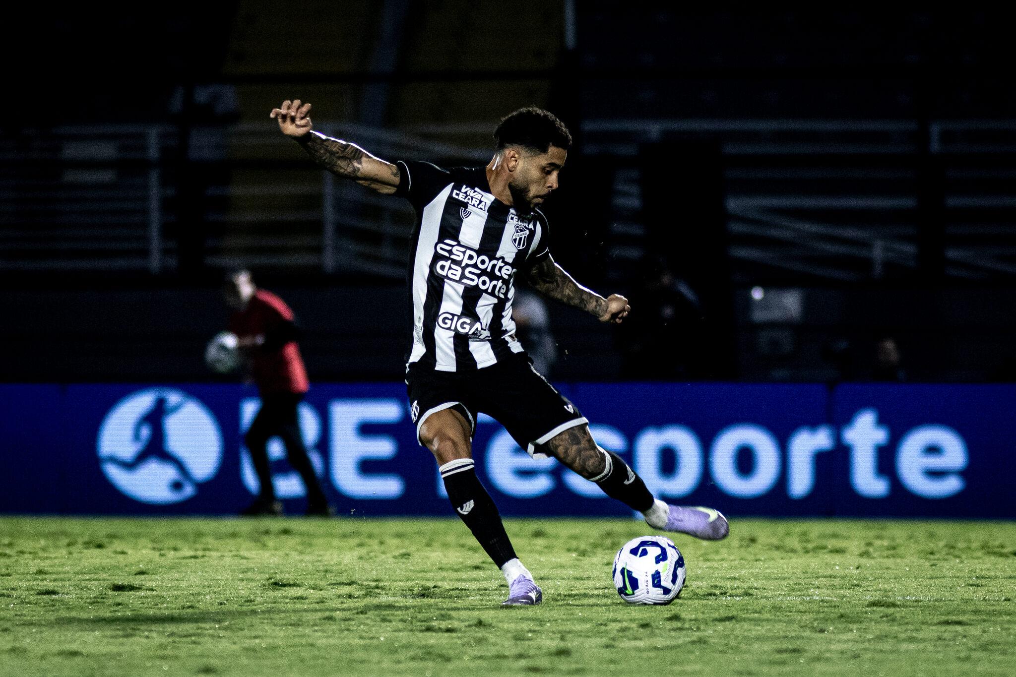 Matheus Bahia, lateral do Ceará, em jogo contra o Bragantino