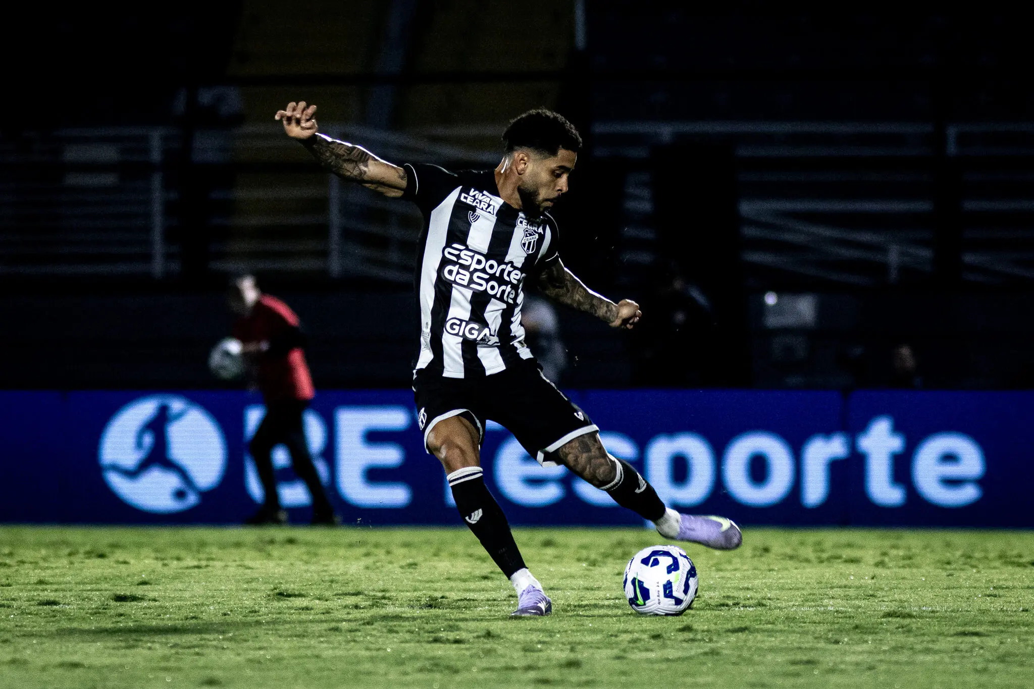 Matheus Bahia, lateral do Ceará, em jogo contra o Bragantino