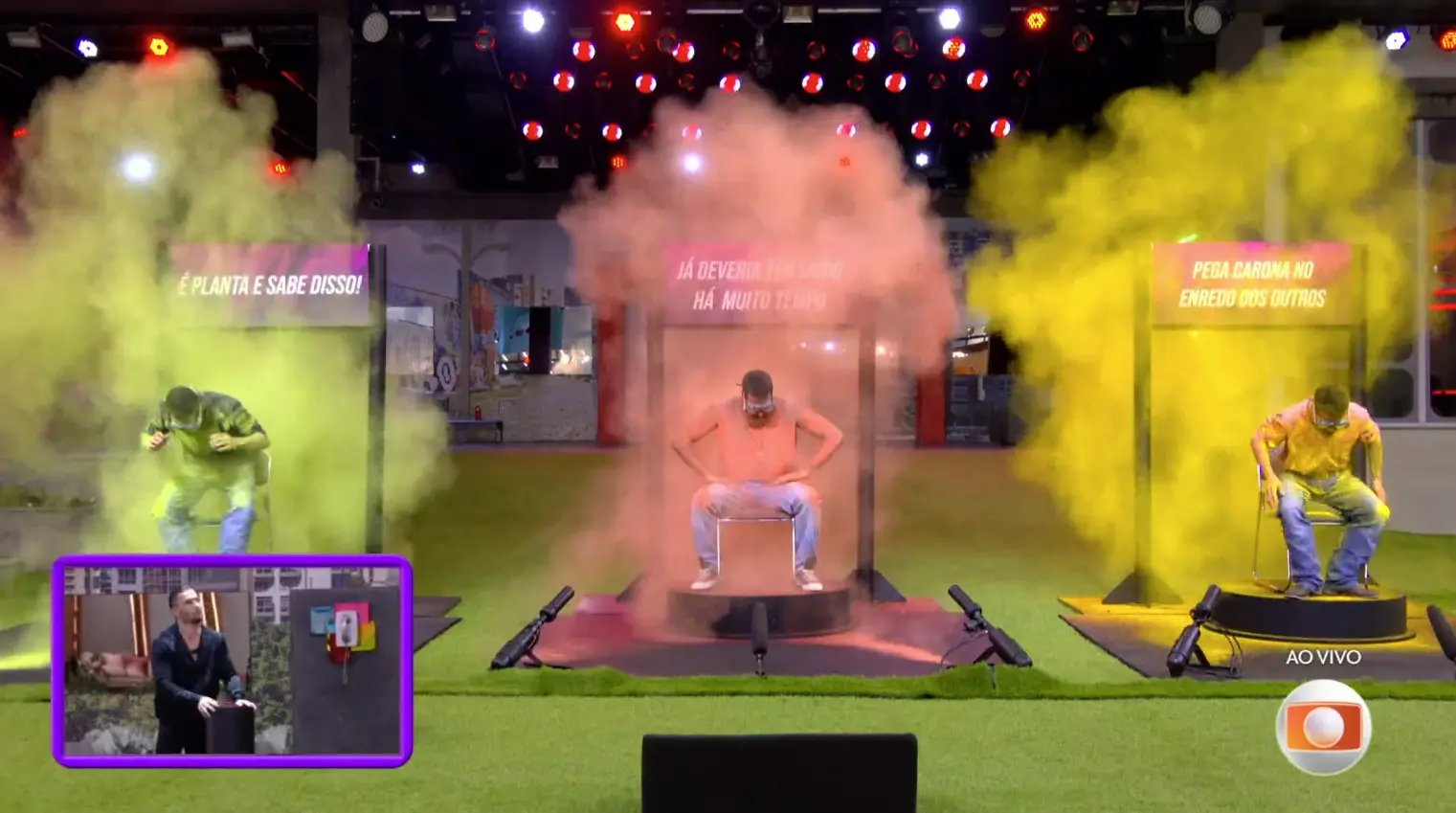 Participantes são bombardeados por fumaça colorida durante Sincerão