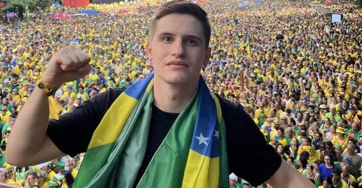 Na imagem é possível ver o vereador Lucas Pavanato em um ato político