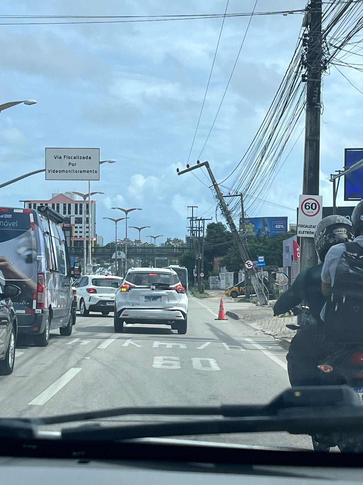 Tombamento de postes provoca tráfego intenso na Avenida Washington Soares