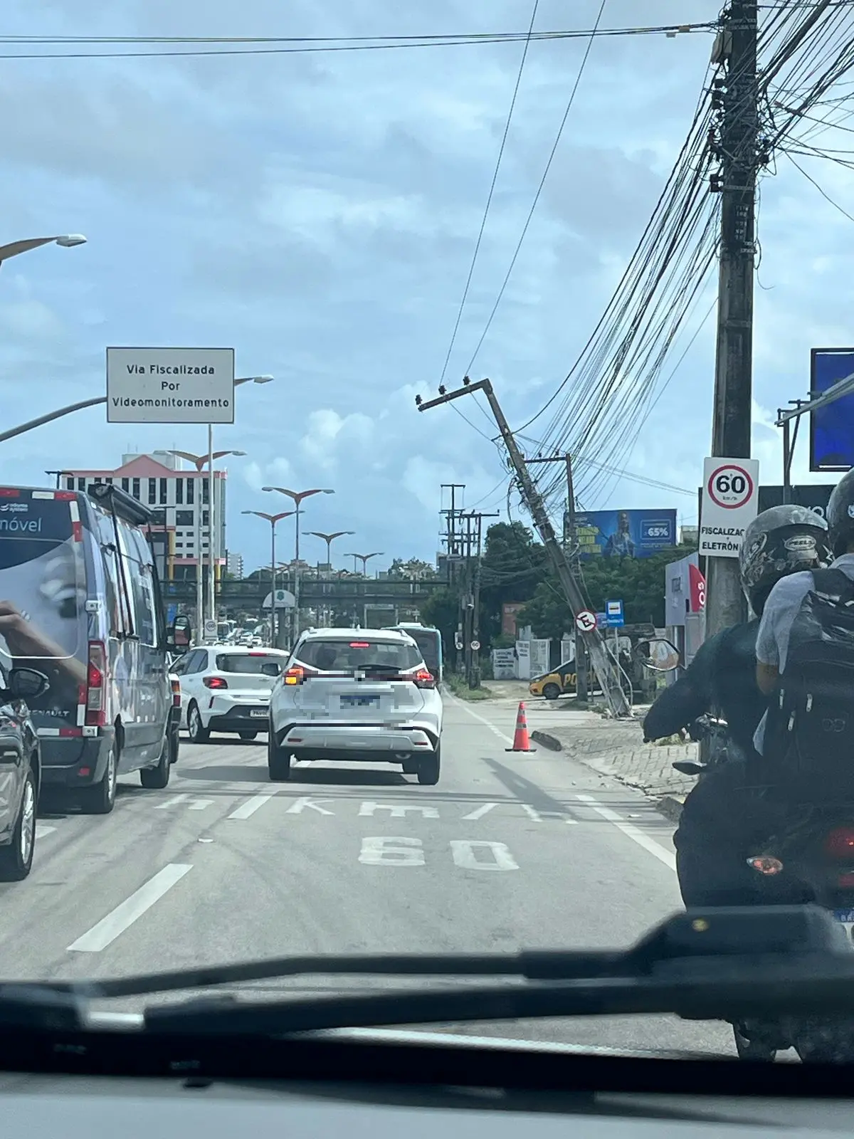 Tombamento de postes provoca tráfego intenso na Avenida Washington Soares