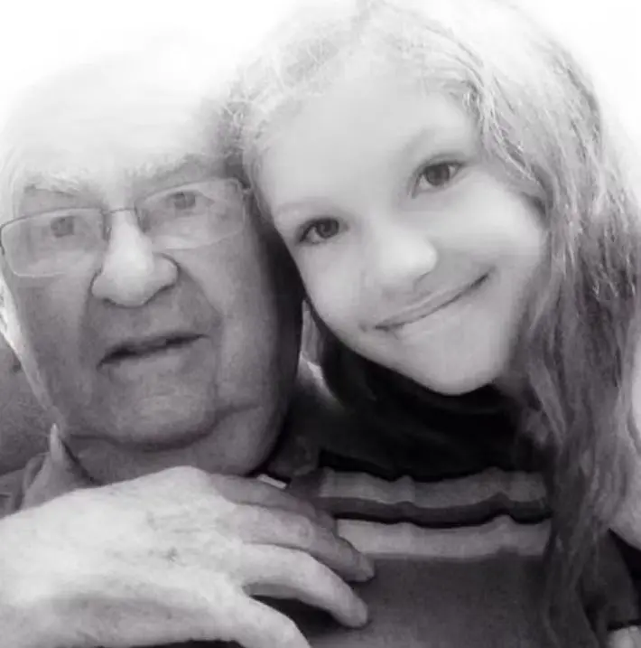 Livia Voigt com o avô, Werner Ricardo Voigt, que fundou a WEG