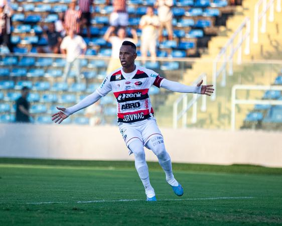 Foto de Ciel, vice-artilheiro do Ferroviário na temporada de 2025, que pode estar de saída do clube coral.