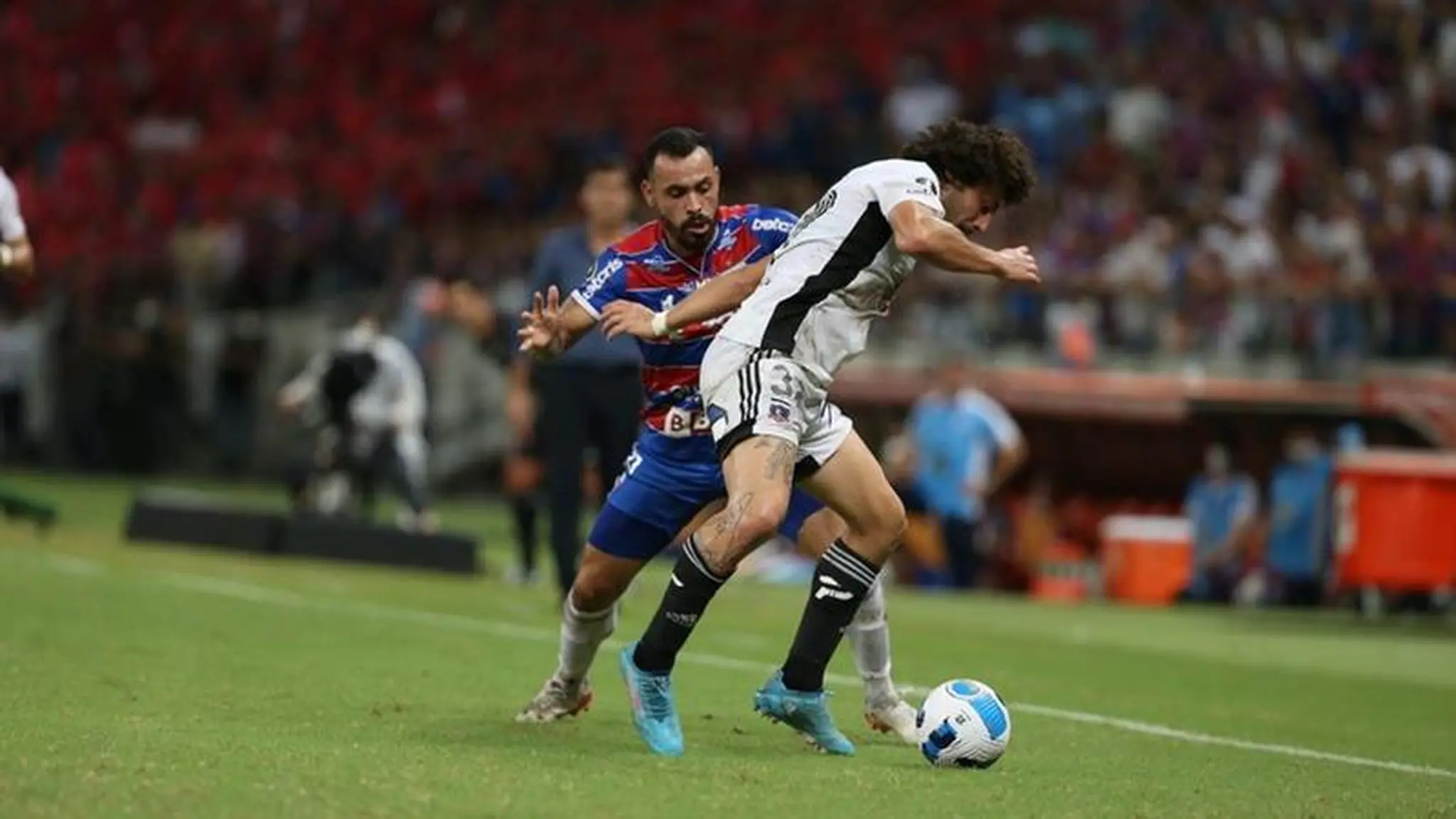 Atletas de Fortaleza e Colo-Colo disputam bola