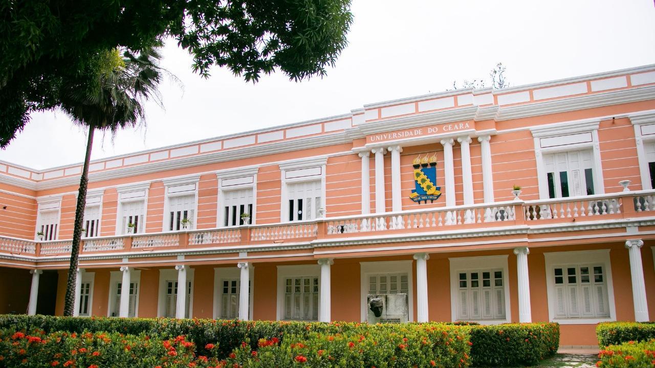 Imagem da Reitoria da UFC, que terá programação aos sábados, assim como Casa de José de Alencar e Seara da Ciência