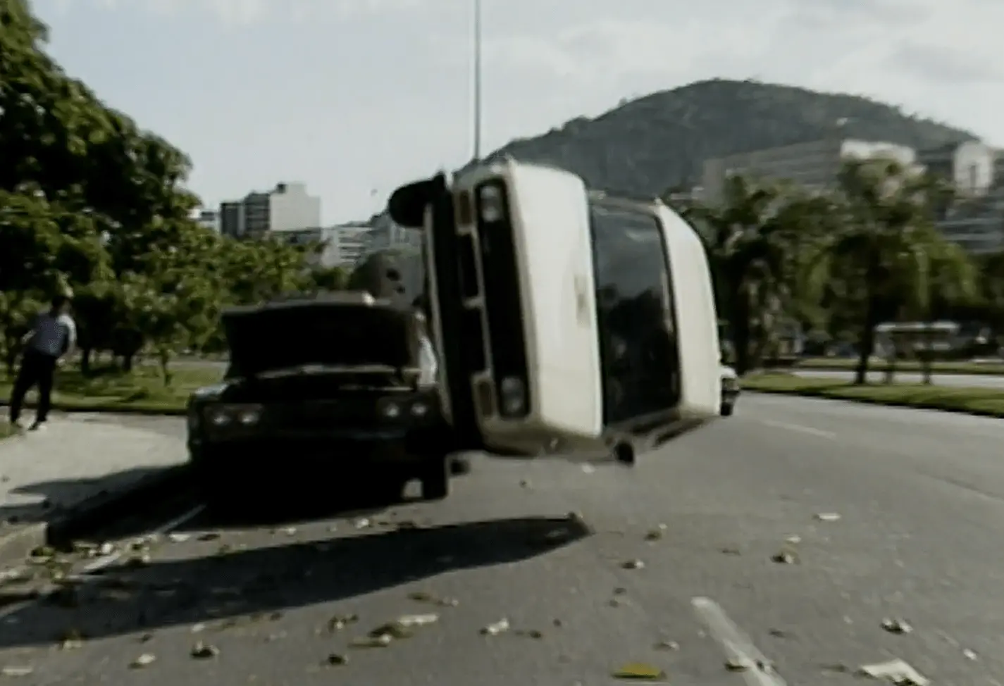 Em Vale Tudo, carro da personagem Cecília teve freios cortados e colidiu em outro veículo