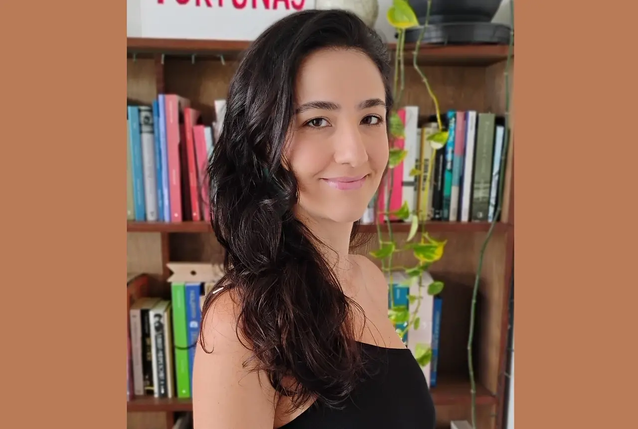 Mulher de pele clara com cabelos longos e preto