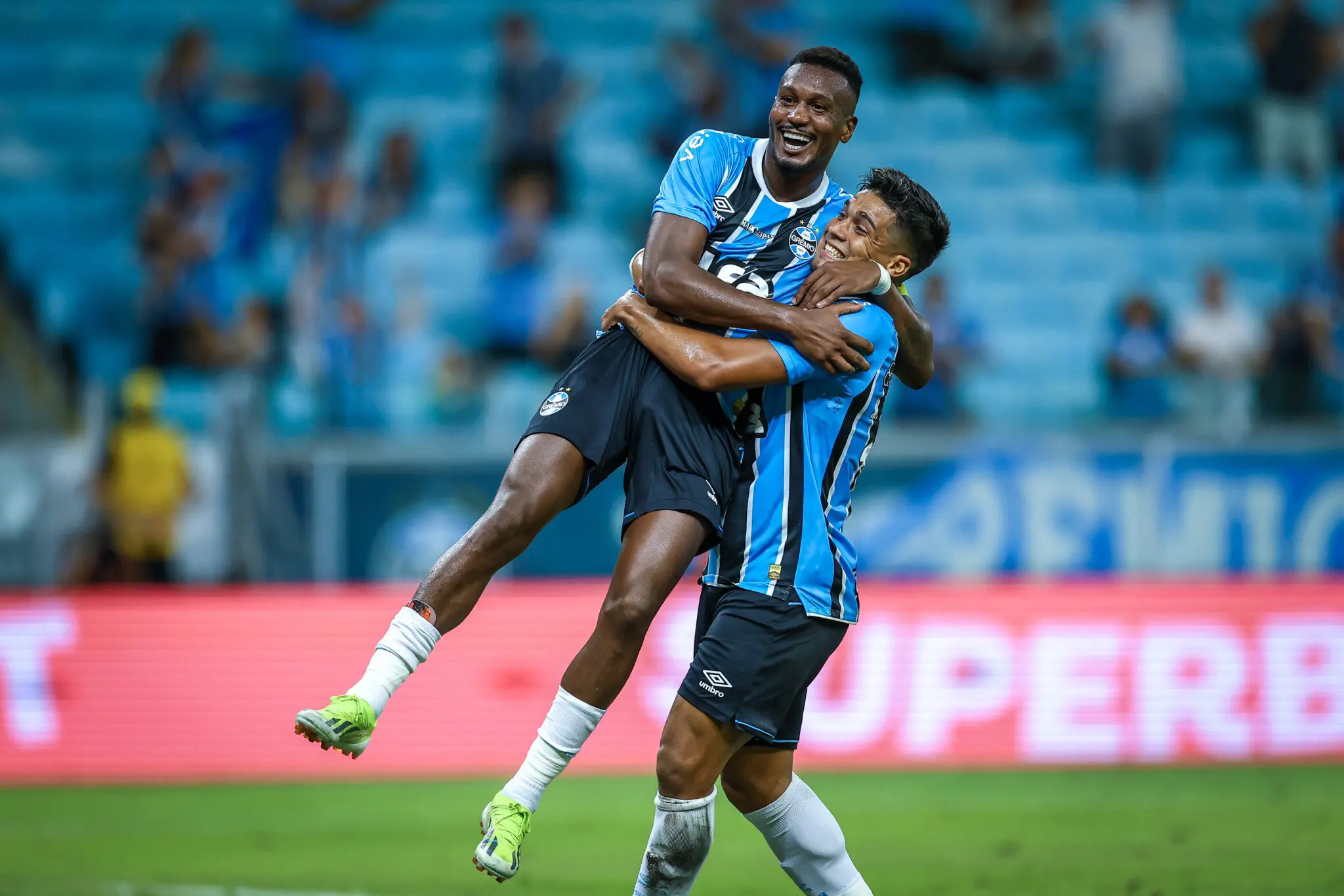 Foto de Edenilson e Arezo, jogadores do Grêmio