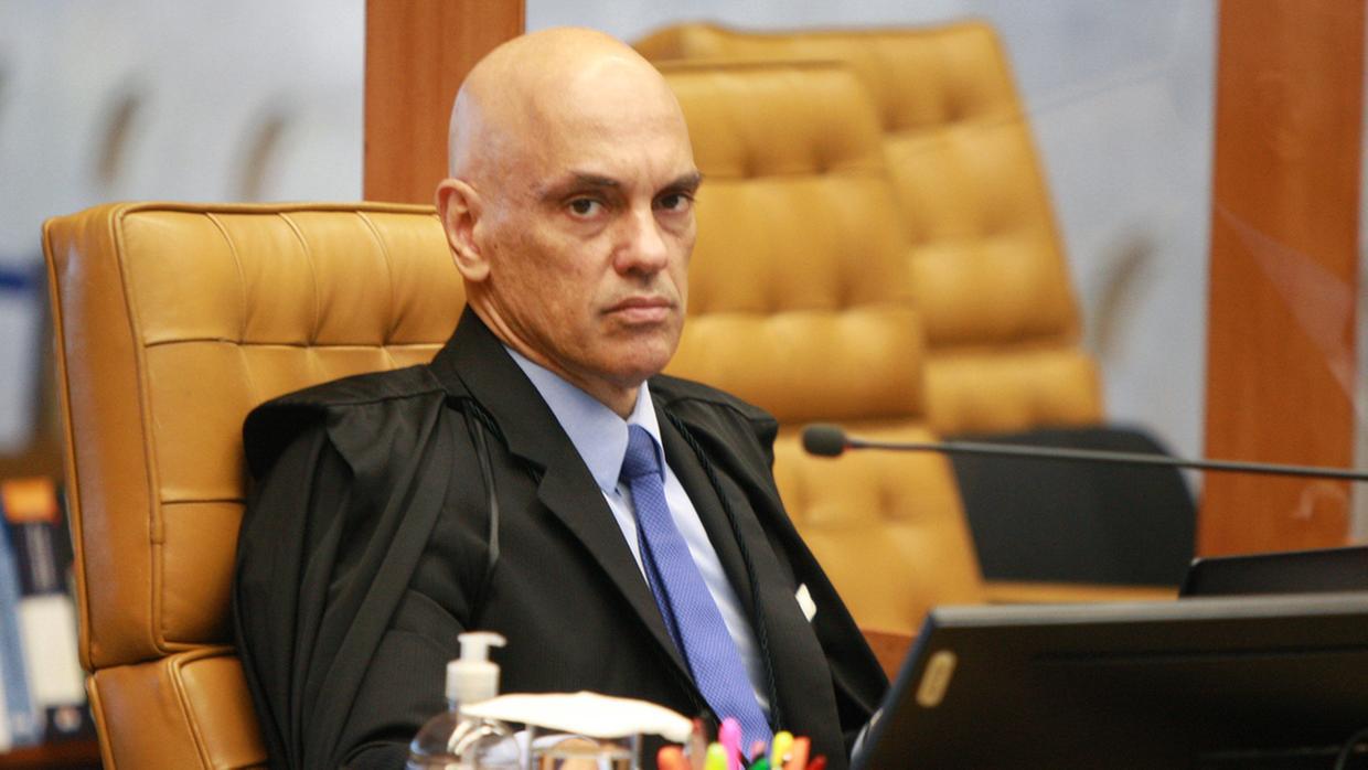 Ministro Alexandre de Moraes sentado olhando para a câmera. Imagem usada em matéria sobre pedido de prisão preventiva de Bolsonaro pela PGR