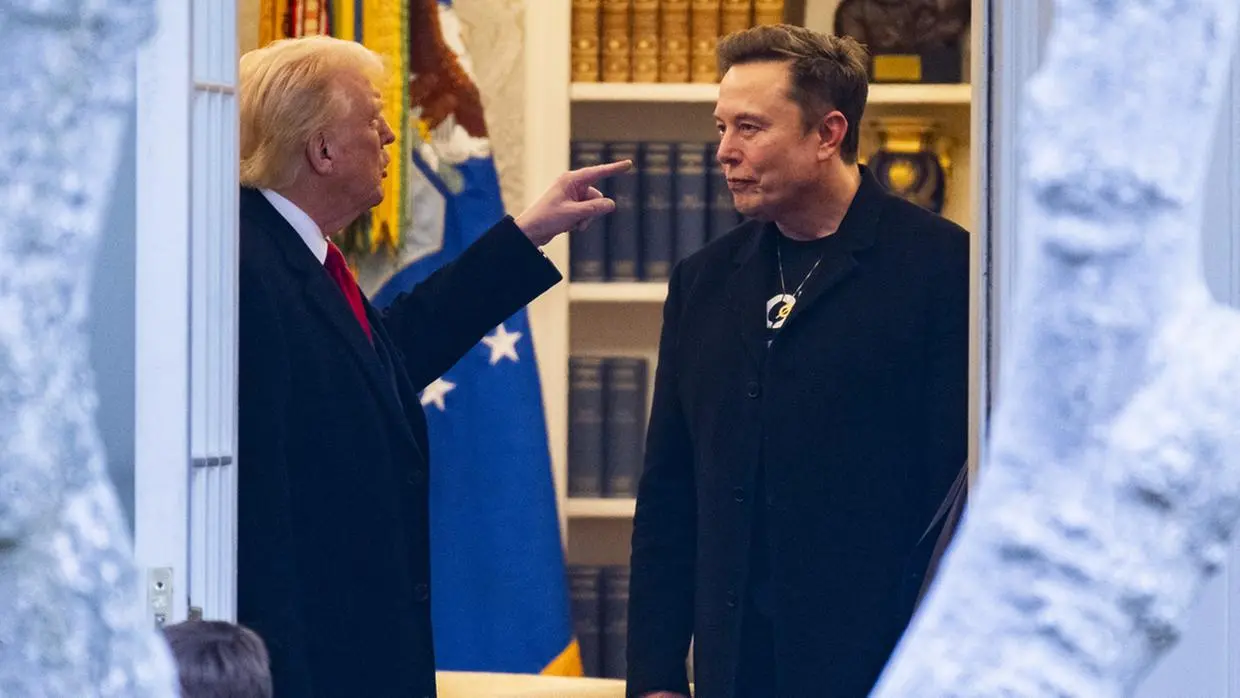 Donald Trump conversa com Elon Musk apontando o dedo em sua cara. Imagem usada para matéria sobre saída de Musk do governo de Trump
