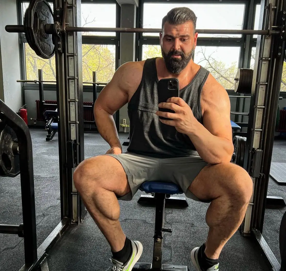 Ator faz selfie em academia