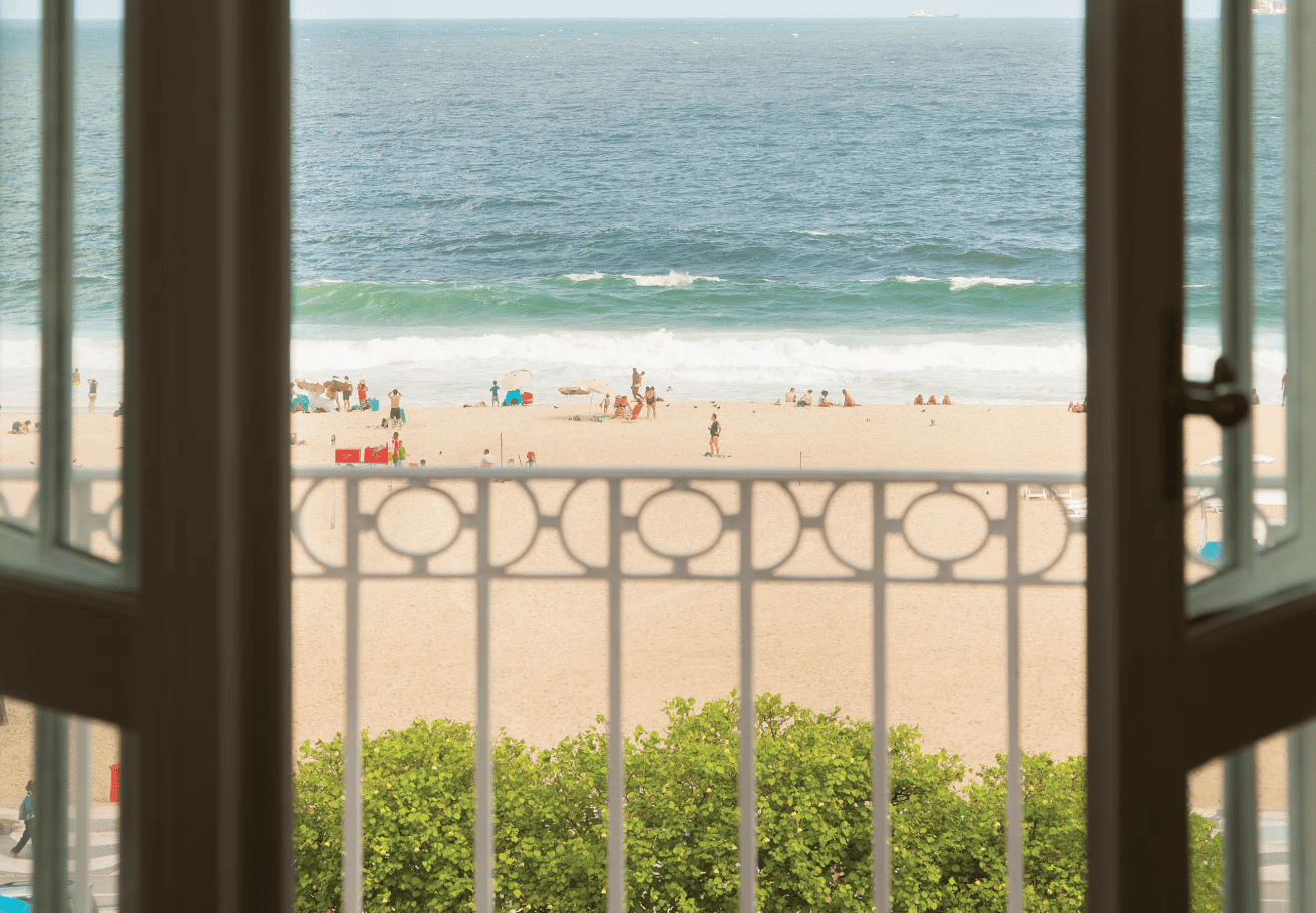 Vista da suíte de luxo do Hotel Copacabana Palace no Rio de Janeiro
