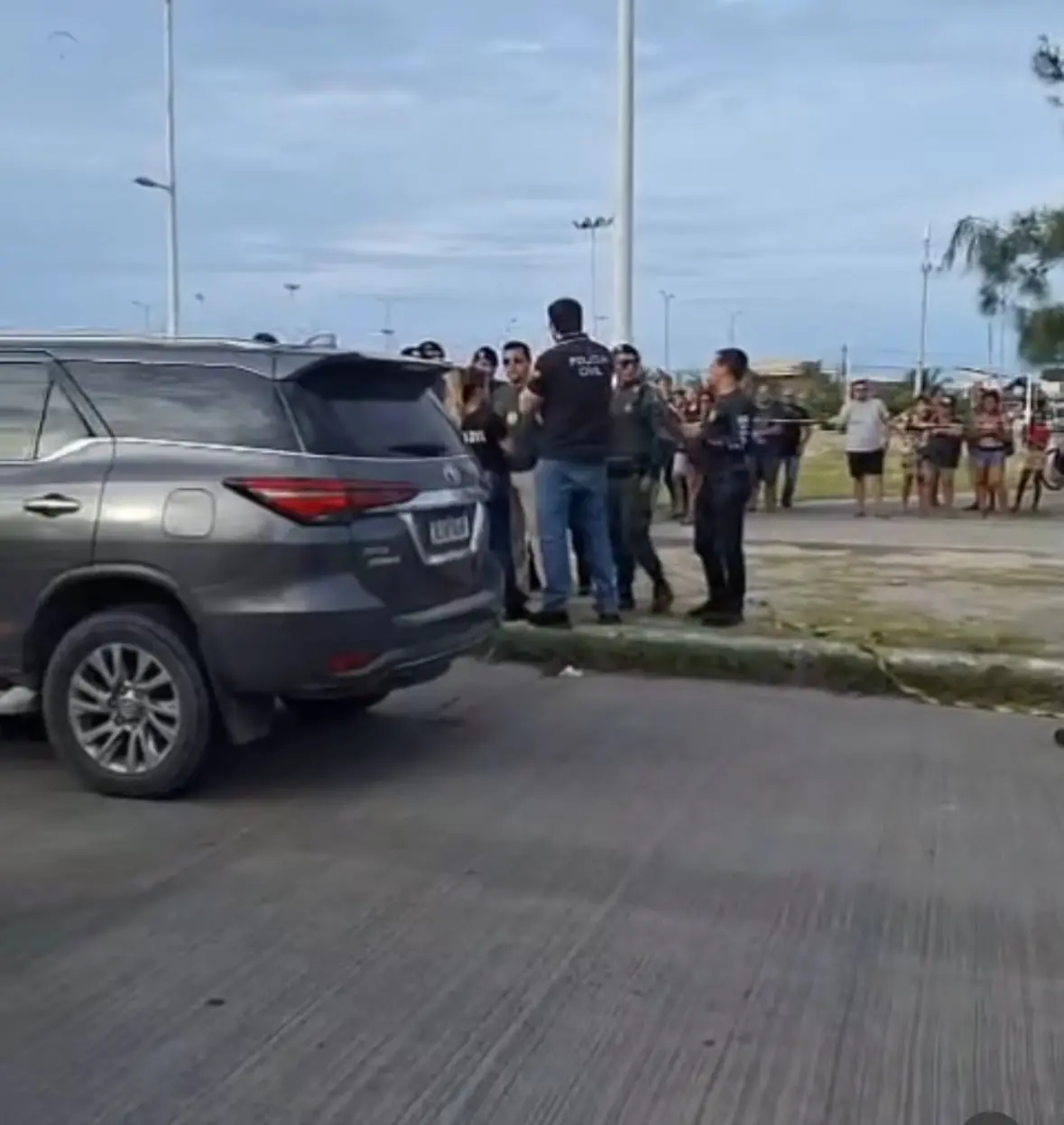 foto da cena do assassinato dos empresários André Luís Guellen e Renato Faria de Azeredo, na Praia do Futuro, em Fortaleza.
