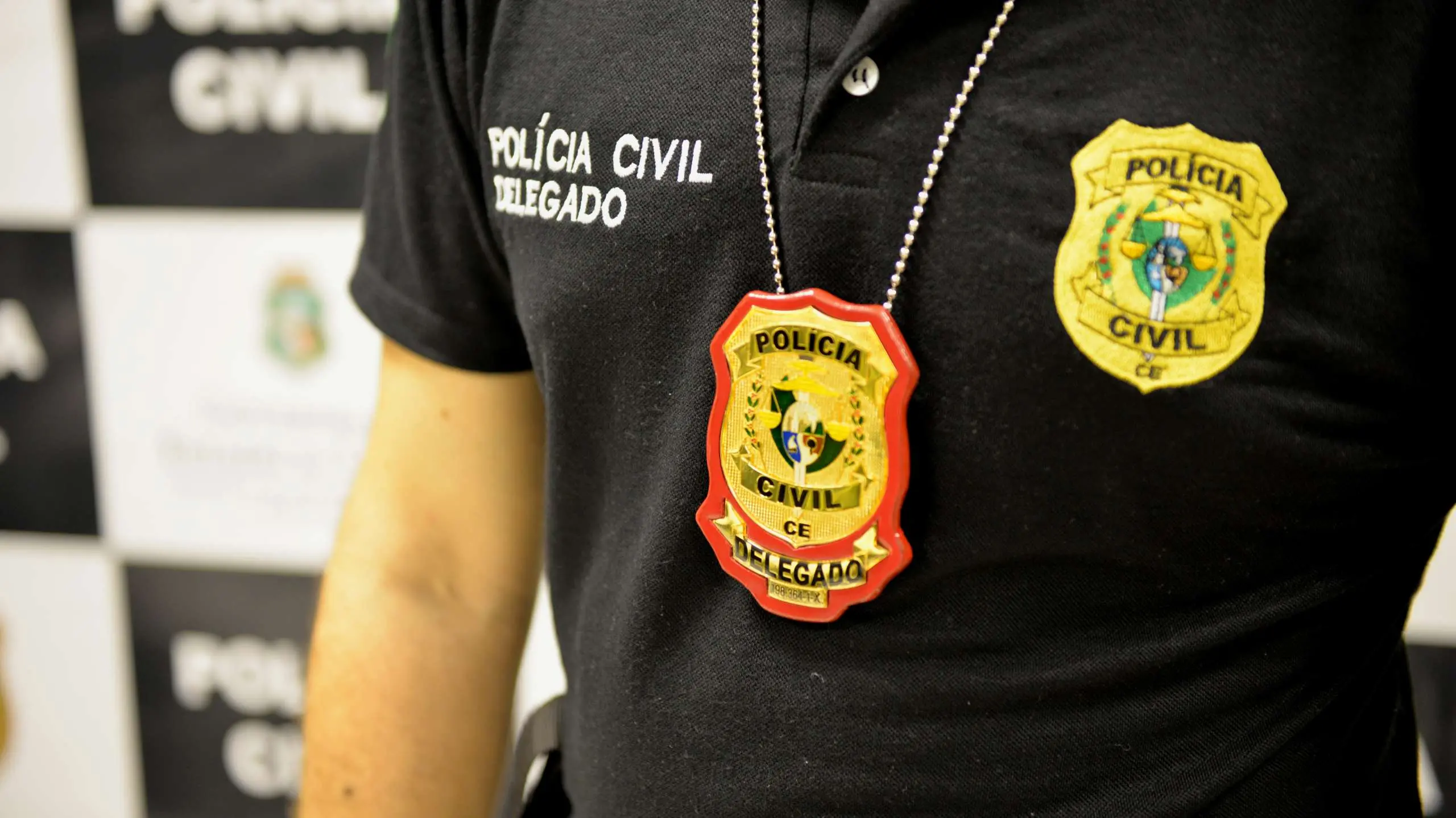 Imagem mostra close-up em distintivo de delegado de um policial civil do ceará. Concurso PCCE: prazo para solicitar isenção da taxa de inscrição encerra nesta quinta (3); veja horário
