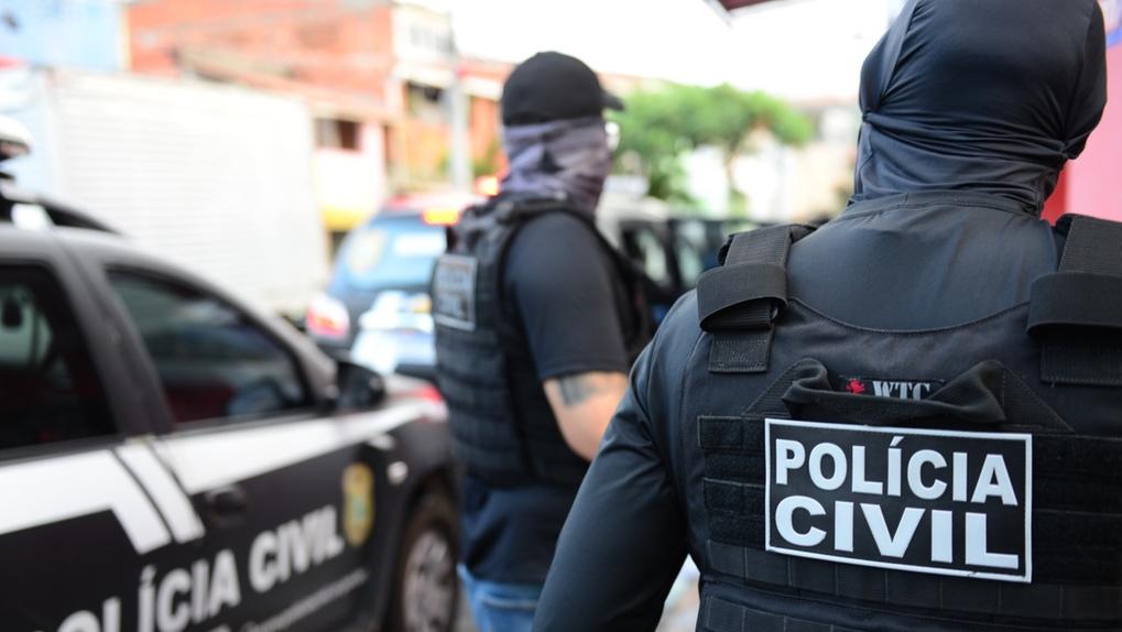 policiais em frente à viatura da PC-CE em operação para prender a rainha do tráfico