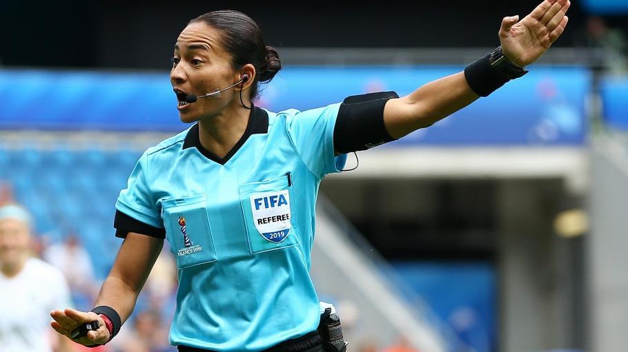 Foto da Árbitra FIFA Edina Alves, de camisa azul e com cabelo preso, que vai apitar Ceará x Grêmio pelo Brasileirão 2025.
