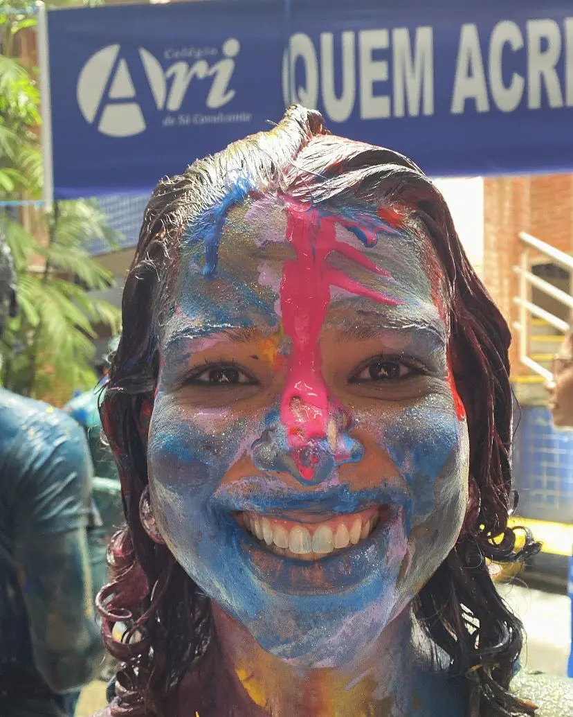 Mariana com rosto pintado de tinta