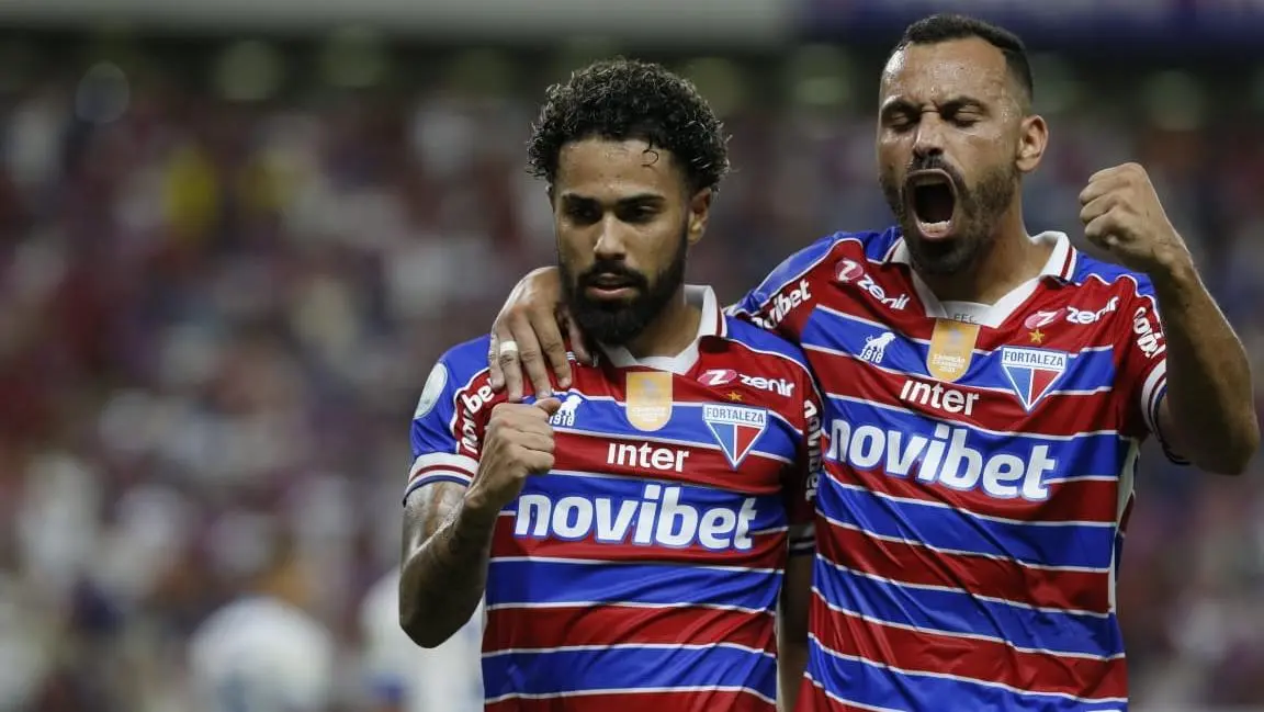 Foto de Calebe e Moisés, jogadores do Fortaleza, em vitória sobre o Iguatu por 3 a 1 em 2024 pelo Cearense.
