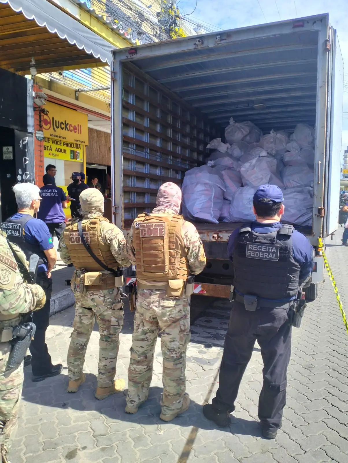 Caminhão cheio de itens sem comprovação, irregulares, foram apreendidos pela Receita Federal