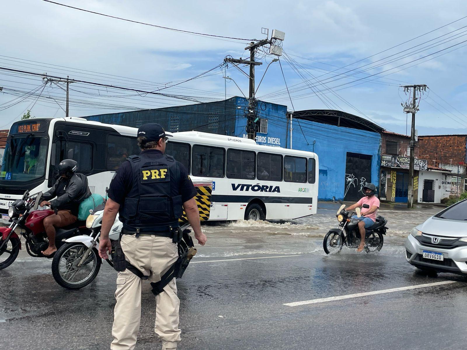 Tráfego está parado por conta do transbordamento do Rio Maranguapinho