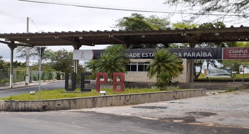 Entrada do campus da Universidade Estadual da Paraíba (UEPB) com letreiro e vegetação ao redor.